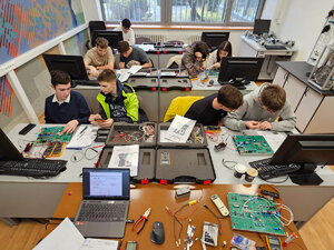 Učebňa a laboratórium automobilovej elektroniky - Učebňa a laboratórium automobilovej elektroniky4