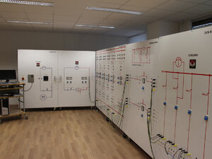 Laboratórium elektrických sietí (lab es) - Laboratórium elektrických sietí1